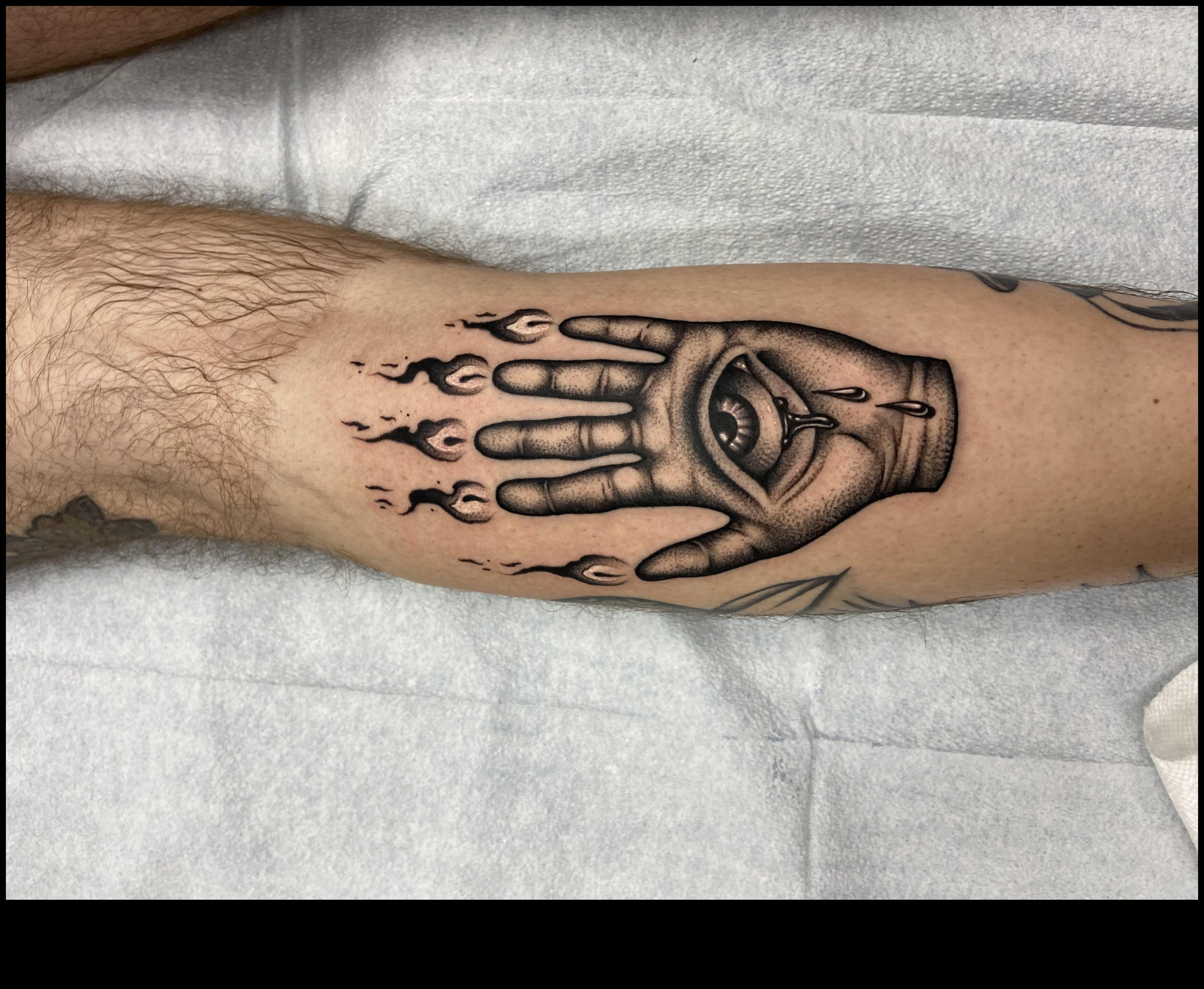 Glove of Glory: Pornește în călătoria tatuajelor unice pe mâini